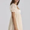 Bambi Ivory Satin + Broderie Anglaise Spitze Regency Babydoll Minikleid Bambi Ivory Satin + Broderie Anglaise Spitze Regency Babydoll Minikleid