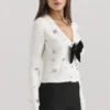Beaubella Elfenbeinfarbene, mit weichem Mohair verzierte Strickjacke Beaubella Elfenbeinfarbene, mit weichem Mohair verzierte Strickjacke