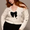 Beaubella Elfenbeinfarbene, mit weichem Mohair verzierte Strickjacke Beaubella Elfenbeinfarbene, mit weichem Mohair verzierte Strickjacke