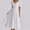 Bella Weißes Babydoll-Midi-Kleid mit Broderie Anglaise Bella Weißes Babydoll-Midi-Kleid mit Broderie Anglaise