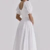 Bella Weißes Babydoll-Midi-Kleid mit Broderie Anglaise Bella Weißes Babydoll-Midi-Kleid mit Broderie Anglaise
