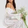 Belle Vintage cremefarbenes Maxikleid mit Blumenmuster und Spitzen-Schulterausschnitt Belle Vintage cremefarbenes Maxikleid mit Blumenmuster und Spitzen-Schulterausschnitt
