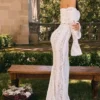 Belle Vintage cremefarbenes Maxikleid mit Blumenmuster und Spitzen-Schulterausschnitt Belle Vintage cremefarbenes Maxikleid mit Blumenmuster und Spitzen-Schulterausschnitt