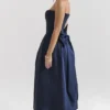 Bellina Mitternachtsblaues, trägerloses Midi-Kleid mit abnehmbarem Schleifen Bellina Mitternachtsblaues, trägerloses Midi-Kleid mit abnehmbarem Schleifen