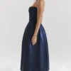 Bellina Mitternachtsblaues, trägerloses Midi-Kleid mit abnehmbarem Schleifen Bellina Mitternachtsblaues, trägerloses Midi-Kleid mit abnehmbarem Schleifen