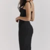 Bellissima Schwarzes Midi-Kleid mit Herzausschnitt Bellissima Schwarzes Midi-Kleid mit Herzausschnitt