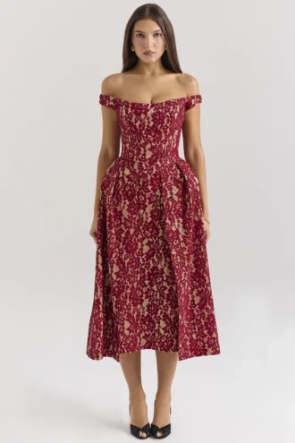 Bezauberndes Midi-Kleid mit schulterfreiem Ausschnitt aus gold- und beerenfarbener Spitze