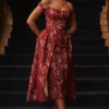Bezauberndes Midi-Kleid mit schulterfreiem Ausschnitt aus gold- und beerenfarbener Spitze Bezauberndes Midi-Kleid mit schulterfreiem Ausschnitt aus gold- und beerenfarbener Spitze
