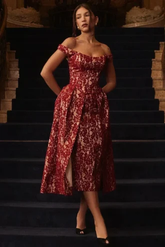 Bezauberndes Midi-Kleid mit schulterfreiem Ausschnitt aus gold- und beerenfarbener Spitze