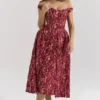 Bezauberndes Midi-Kleid mit schulterfreiem Ausschnitt aus gold- und beerenfarbener Spitze Bezauberndes Midi-Kleid mit schulterfreiem Ausschnitt aus gold- und beerenfarbener Spitze