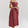 Bezauberndes Midi-Kleid mit schulterfreiem Ausschnitt aus gold- und beerenfarbener Spitze Bezauberndes Midi-Kleid mit schulterfreiem Ausschnitt aus gold- und beerenfarbener Spitze