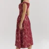 Bezauberndes Midi-Kleid mit schulterfreiem Ausschnitt aus gold- und beerenfarbener Spitze Bezauberndes Midi-Kleid mit schulterfreiem Ausschnitt aus gold- und beerenfarbener Spitze