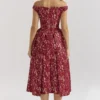 Bezauberndes Midi-Kleid mit schulterfreiem Ausschnitt aus gold- und beerenfarbener Spitze Bezauberndes Midi-Kleid mit schulterfreiem Ausschnitt aus gold- und beerenfarbener Spitze