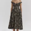 Bezauberndes schwarzes Abendkleid mit Goldspitze und schulterfreiem Ausschnitt Bezauberndes schwarzes Abendkleid mit Goldspitze und schulterfreiem Ausschnitt