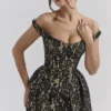 Bezauberndes schwarzes Abendkleid mit Goldspitze und schulterfreiem Ausschnitt Bezauberndes schwarzes Abendkleid mit Goldspitze und schulterfreiem Ausschnitt
