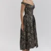 Bezauberndes schwarzes Abendkleid mit Goldspitze und schulterfreiem Ausschnitt Bezauberndes schwarzes Abendkleid mit Goldspitze und schulterfreiem Ausschnitt