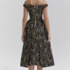 Bezauberndes schwarzes Abendkleid mit Goldspitze und schulterfreiem Ausschnitt Bezauberndes schwarzes Abendkleid mit Goldspitze und schulterfreiem Ausschnitt