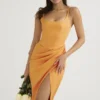 Bianca Midi-Kleid aus plissiertem Satin in Mandarinenfarbe mit Korsett Bianca Midi-Kleid aus plissiertem Satin in Mandarinenfarbe mit Korsett