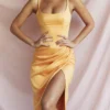 Bianca Midi-Kleid aus plissiertem Satin in Mandarinenfarbe mit Korsett Bianca Midi-Kleid aus plissiertem Satin in Mandarinenfarbe mit Korsett