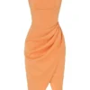 Bianca Midi-Kleid aus plissiertem Satin in Mandarinenfarbe mit Korsett Bianca Midi-Kleid aus plissiertem Satin in Mandarinenfarbe mit Korsett