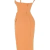 Bianca Midi-Kleid aus plissiertem Satin in Mandarinenfarbe mit Korsett Bianca Midi-Kleid aus plissiertem Satin in Mandarinenfarbe mit Korsett