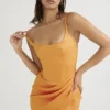 Bianca Midi-Kleid aus plissiertem Satin in Mandarinenfarbe mit Korsett Bianca Midi-Kleid aus plissiertem Satin in Mandarinenfarbe mit Korsett
