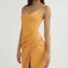 Bianca Midi-Kleid aus plissiertem Satin in Mandarinenfarbe mit Korsett Bianca Midi-Kleid aus plissiertem Satin in Mandarinenfarbe mit Korsett
