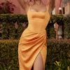 Bianca Midi-Kleid aus plissiertem Satin in Mandarinenfarbe mit Korsett Bianca Midi-Kleid aus plissiertem Satin in Mandarinenfarbe mit Korsett