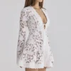Bianca Weißes, maßgeschneidertes Minikleid mit langen Ärmeln und Spitze Bianca Weißes, maßgeschneidertes Minikleid mit langen Ärmeln und Spitze
