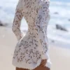 Bianca Weißes, maßgeschneidertes Minikleid mit langen Ärmeln und Spitze Bianca Weißes, maßgeschneidertes Minikleid mit langen Ärmeln und Spitze