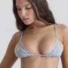 Bikinioberteil „Corsica“ in Blau mit Paisley-Muster und Rüschenbesatz Bikinioberteil „Corsica“ in Blau mit Paisley-Muster und Rüschenbesatz