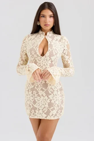 Brianna Buttermilk Minikleid mit Schlüssellochausschnitt und Spitze