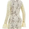 Brianna Buttermilk Minikleid mit Schlüssellochausschnitt und Spitze Brianna Buttermilk Minikleid mit Schlüssellochausschnitt und Spitze