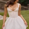 Brigitte Weißes Minikleid aus Baumwolle mit Broderie-Anglaise-Verzierung als Korsett Brigitte Weißes Minikleid aus Baumwolle mit Broderie-Anglaise-Verzierung als Korsett