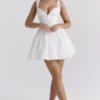 Brigitte Weißes Minikleid aus Baumwolle mit Broderie-Anglaise-Verzierung als Korsett Brigitte Weißes Minikleid aus Baumwolle mit Broderie-Anglaise-Verzierung als Korsett