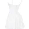 Brigitte Weißes Minikleid aus Baumwolle mit Broderie-Anglaise-Verzierung als Korsett Brigitte Weißes Minikleid aus Baumwolle mit Broderie-Anglaise-Verzierung als Korsett