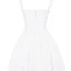 Brigitte Weißes Minikleid aus Baumwolle mit Broderie-Anglaise-Verzierung als Korsett Brigitte Weißes Minikleid aus Baumwolle mit Broderie-Anglaise-Verzierung als Korsett