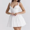 Brigitte Weißes Minikleid aus Baumwolle mit Broderie-Anglaise-Verzierung als Korsett Brigitte Weißes Minikleid aus Baumwolle mit Broderie-Anglaise-Verzierung als Korsett