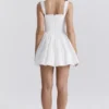 Brigitte Weißes Minikleid aus Baumwolle mit Broderie-Anglaise-Verzierung als Korsett Brigitte Weißes Minikleid aus Baumwolle mit Broderie-Anglaise-Verzierung als Korsett