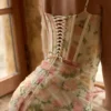 Calista Maxikleid aus Mesh mit Pfirsichfarbenem Blumenmuster Calista Maxikleid aus Mesh mit Pfirsichfarbenem Blumenmuster