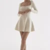 Caprice Cremefarbenes, zartes Strickkleid mit kurzen Ärmeln Caprice Cremefarbenes, zartes Strickkleid mit kurzen Ärmeln