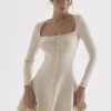 Caprice Cremefarbenes, zartes Strickkleid mit kurzen Ärmeln Caprice Cremefarbenes, zartes Strickkleid mit kurzen Ärmeln