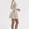 Caprice Cremefarbenes, zartes Strickkleid mit kurzen Ärmeln Caprice Cremefarbenes, zartes Strickkleid mit kurzen Ärmeln