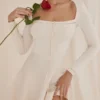 Caprice Cremefarbenes, zartes Strickkleid mit kurzen Ärmeln Caprice Cremefarbenes, zartes Strickkleid mit kurzen Ärmeln