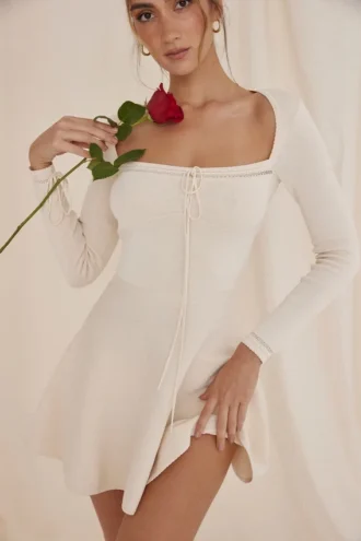 Caprice Cremefarbenes, zartes Strickkleid mit kurzen Ärmeln