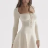 Caprice Cremefarbenes, zartes Strickkleid mit kurzen Ärmeln Caprice Cremefarbenes, zartes Strickkleid mit kurzen Ärmeln