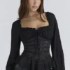 Cara – Schwarzes Langarm-Peplum-Oberteil aus Georgette Cara – Schwarzes Langarm-Peplum-Oberteil aus Georgette