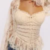 Cara Vintage Elfenbein Langarm-Spitzen-Peplum-Oberteil Cara Vintage Elfenbein Langarm-Spitzen-Peplum-Oberteil