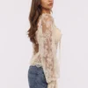 Cara Vintage Elfenbein Langarm-Spitzen-Peplum-Oberteil Cara Vintage Elfenbein Langarm-Spitzen-Peplum-Oberteil