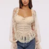 Cara Vintage Elfenbein Langarm-Spitzen-Peplum-Oberteil Cara Vintage Elfenbein Langarm-Spitzen-Peplum-Oberteil